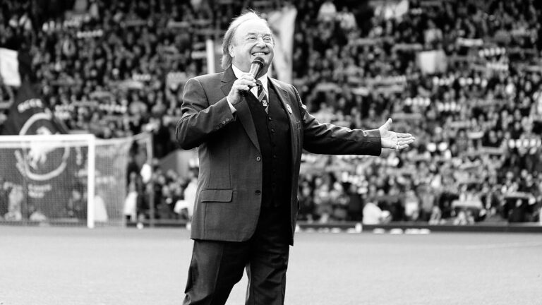 Liverpooli në zi, ndërron jetë këngëtari i këngës “You’ll Never Walk Alone”