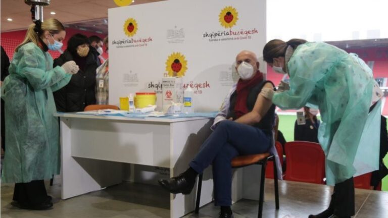 Ndër të parët që mori vaksinën, Pëllumb Pipero pozitiv me COVID-19