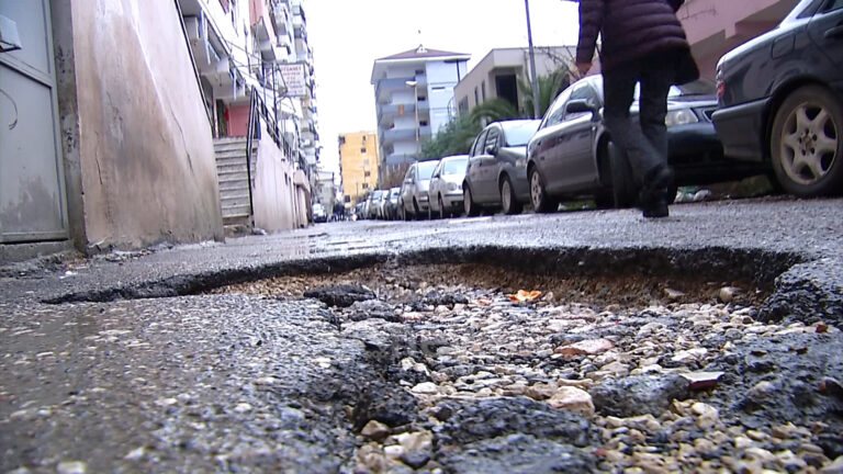 Lapraka pa rrugë, banorët: Punimet që kanë bërë pa cilësi, duhet ndërhyrje urgjente