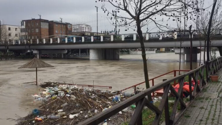 Lezha në rrezik të madh nga përmbytjet, qytetarët: Nëse vazhdon kështu nesër është rrafsh