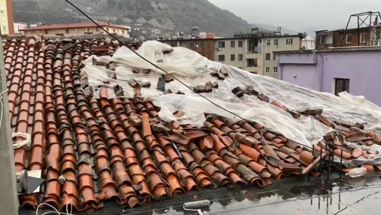 Reshjet e shiut dëmtojnë çatinë e një pallati 3-katësh në Lezhë, uji futet në të gjitha apartamentet (Foto)