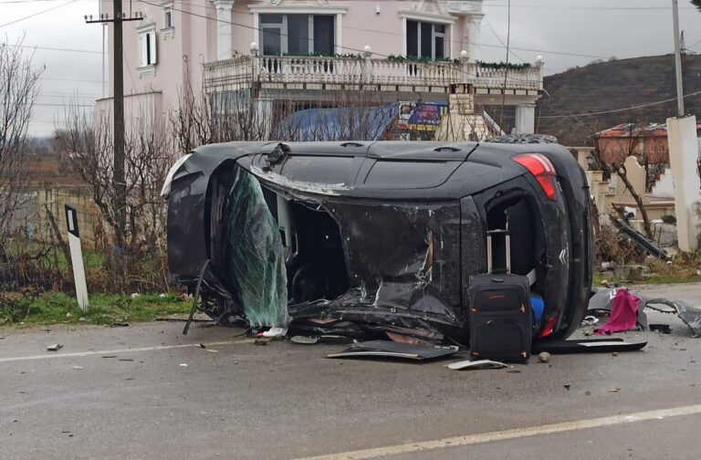 Aksident i frikshëm. Përmbyset makina në aksin Korçë-Maliq, lëndohet shoferi (Foto)