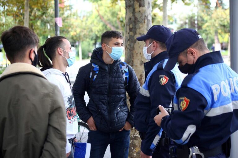 Policia me ”dorë të hekurt”, 2511 qytetarë të gjobitur për shkeljen e masave anti-covid