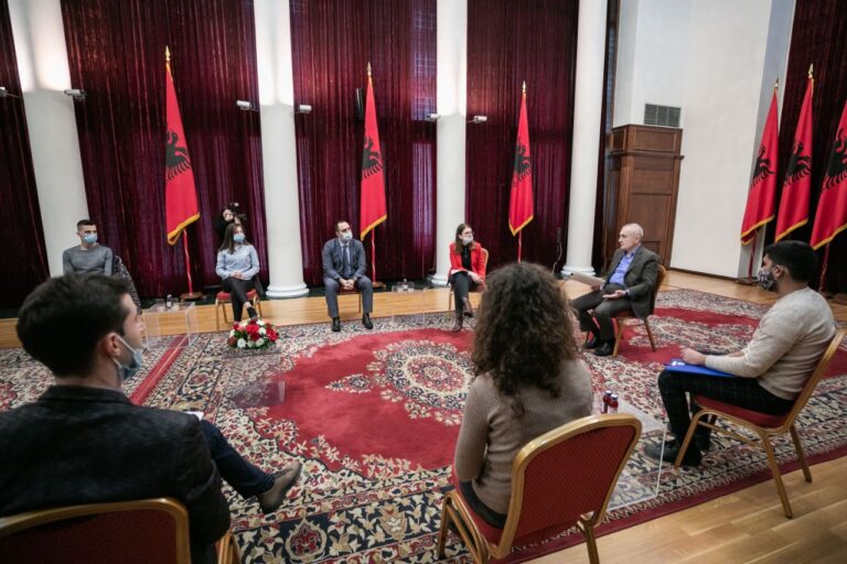 Apeli i Presidentit Meta: Të ulen tarifat për studentët, më shumë shanse dhe mundësi të reja  për punësimin e tyre