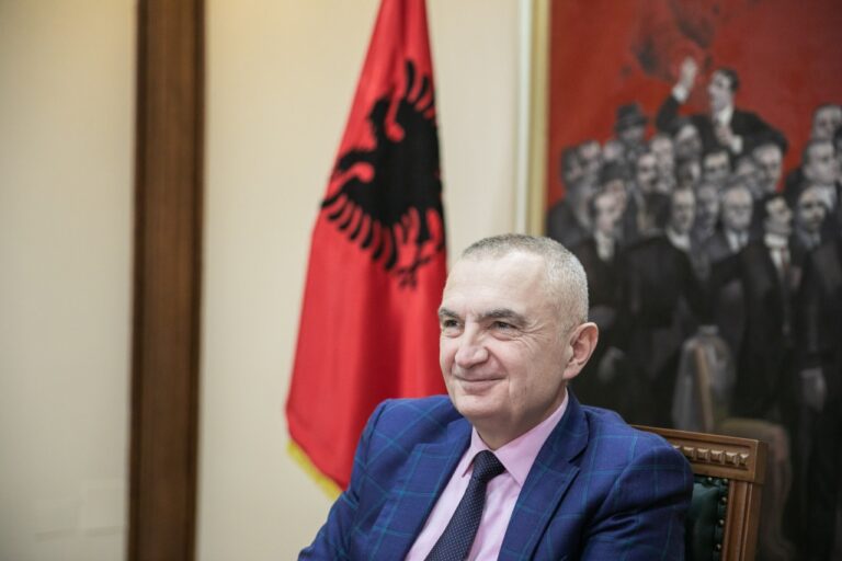 Meta: Qeverisë do t’ia jap përgjigjen sot pasdite nga Vlora, të shikoj nëse është hapur Aeroporti i Vlorës