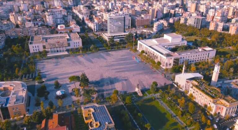 Bashkitë “fryjnë” administratën, punësuan 11 mijë punonjës më shumë në 6 vite