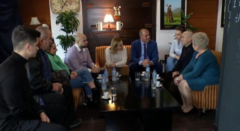 Kryemadhi: Shqipëria po përmbytet, kryeministri del xhiro