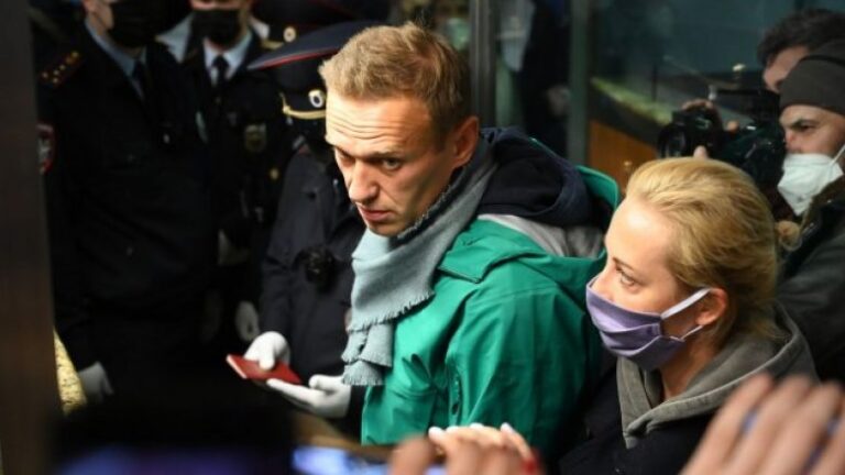 Navalny del para gjykatës