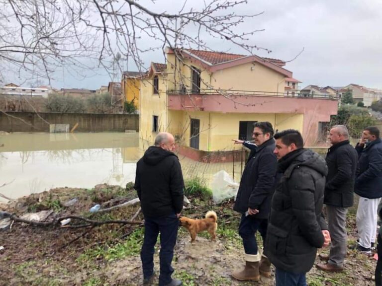 Paloka publikon pamjet: Qeveria dhe Bashkia përgjegjëse për përmbytjet në Shijak