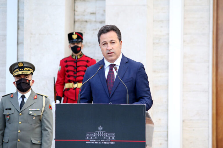 Ministri Niko Peleshi preket nga Covid-19: Kam simptoma të lehta