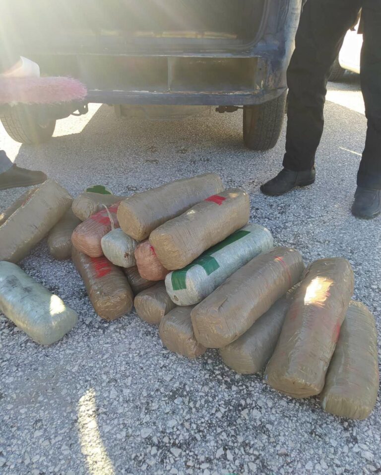 FOTO+VIDEO/ Sekuestrohen mbi 35 kg marijuanë në kufirin greko-shqiptar, pranga shqiptarit. Në banesë iu gjetën dhe…