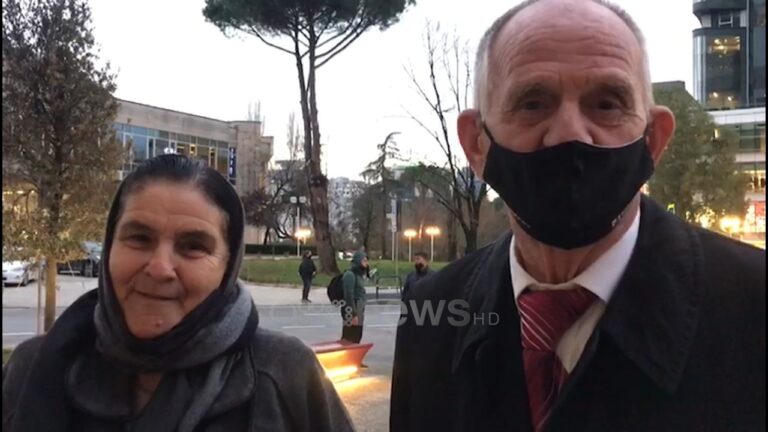 Çifti i të moshuarve nxiton për te “Air Albania”: Kemi ardh për vaksinën, me zor po presim