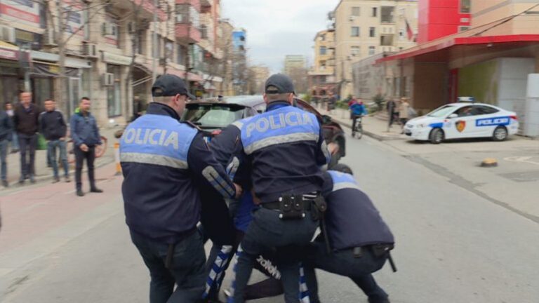 30-vjeçari u arratis nga komisariati, pezullohen 3 policë