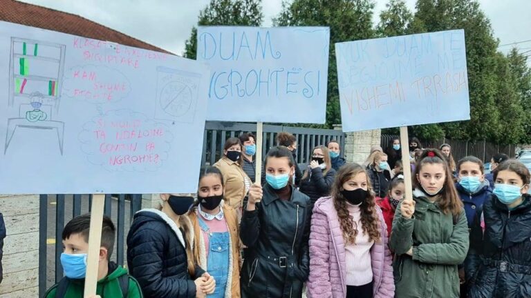 Prindër dhe nxënës të shkollës në Bradashesh dalin në protestë: Pa ngrohje s’ka vota!