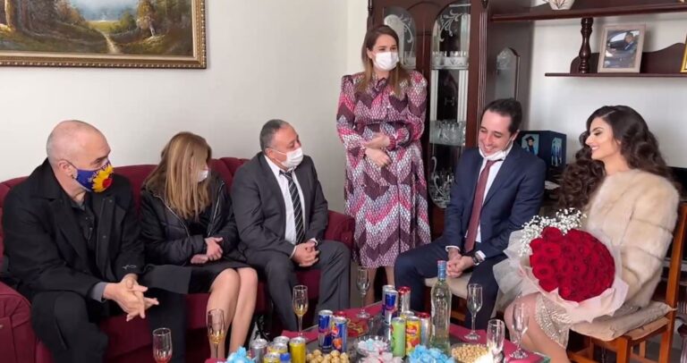 Rama ”kumbar” në fejesën e inxhinierit turk me vajzën nga Mamurrasi: Llokumin jepja vjehrrës se…(VIDEO)