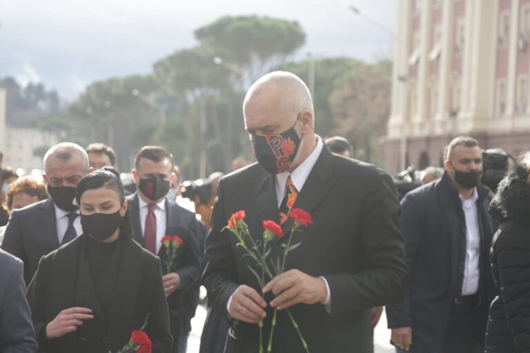 Dekorimi i 4 të vrarëve në protestë, kartat e sforcuara elektorale të Ramës