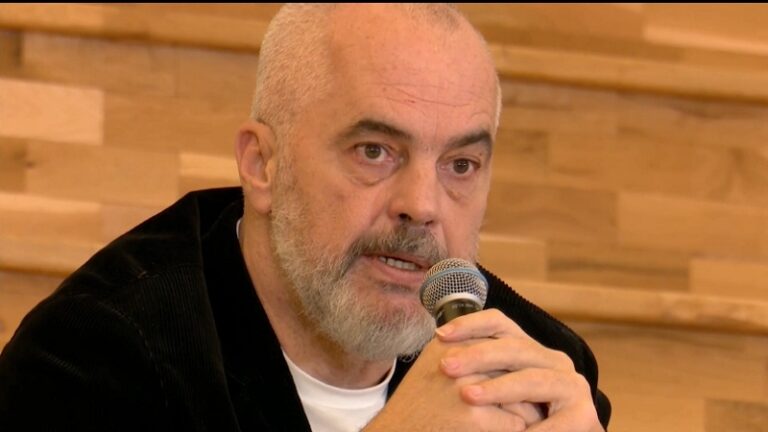 Qytetarët i kërkojnë llogari për vaksinat, Rama u kthehet me ironi: M’i dha Ndrangheta, por mos trego