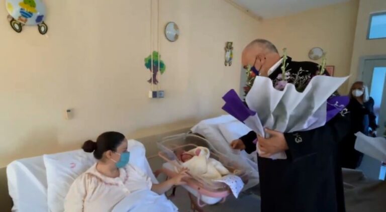 Rama lule dhe dhurata për nënat e reja, 14 bebe erdhën në jetë në orët e para të 2021