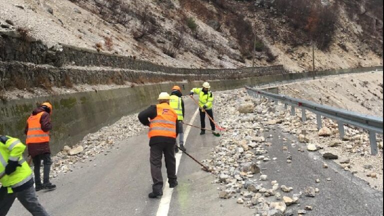 Reshjet e shiut, rënie gurësh në aksin Bajram Curri-Valbonë. Disa zona pa drita
