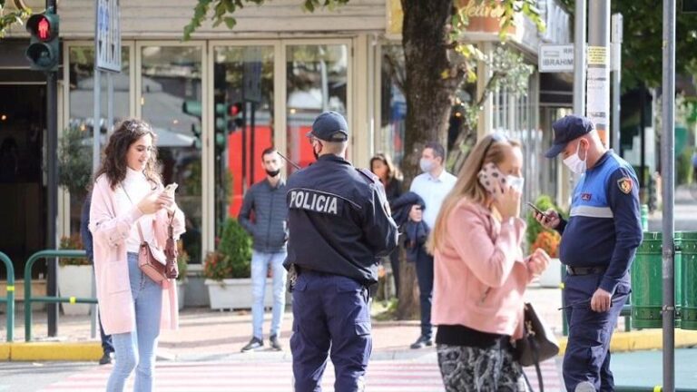 ”Qeveria s’ka bërë gjë për korrupsionin dhe varfërinë”, 90% e të rinjve: Duam të ikim