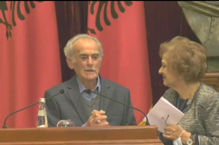 Emocione në Presidencë, Roza Anagnosti flet pas dekorimit të të shoqit: Me fat që kam pasur në krah një bashkëshort të tillë. Për mua është 20 vjeç