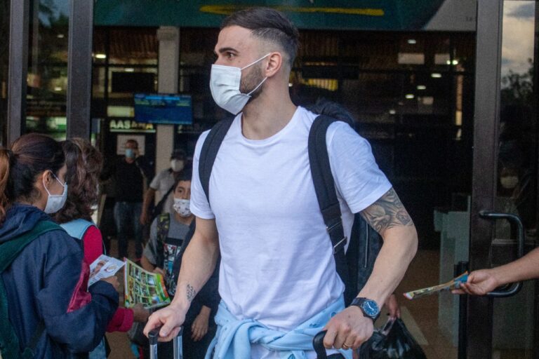 Sadiku mbërrin në Bolivi, ja si e presin shokët e rinj të skuadrës
