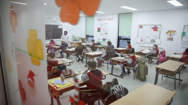 Ministria e Arsimit ndryshon rregullin në shkolla: Nuk duhen mbajtur dritaret hapur
