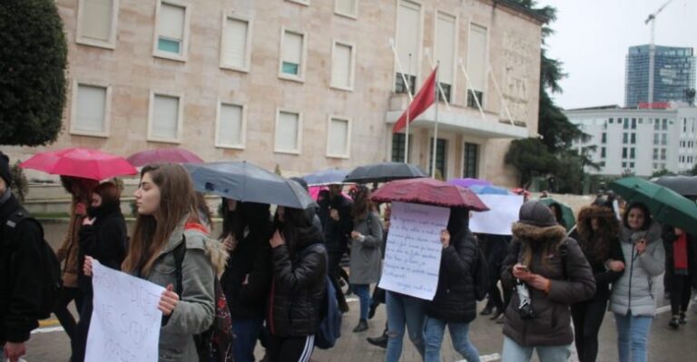 Studentët peticion qeverisë, kërkojnë rikthimin në auditorë