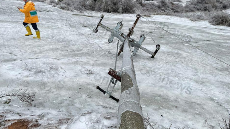 Moti i keq në Kukës/ Rrëzohen shtyllat, mungon energjia elektrike në disa zona