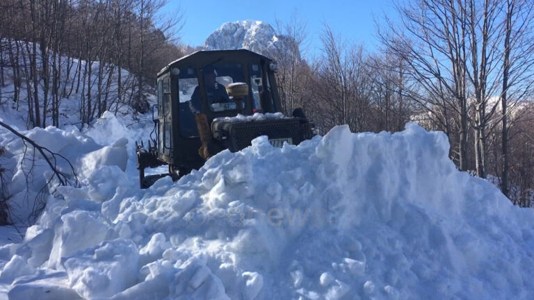 Borë deri në 1.6 metra, temperatura nën zero dhe pa drita/ Izolohen fshatrat e Kelmendit në Shkodër
