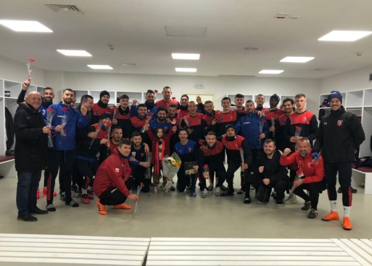 Onesa, tifozja 6-vjeçare që befasoi me dhurata sot ekipin e Vllaznisë (VIDEO)