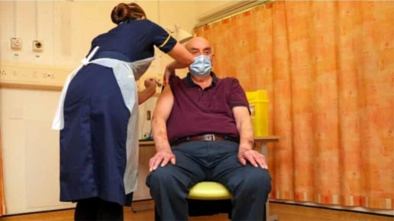 Video/ Vaksinohet personi i parë me AstraZeneca, merr dozën 82-vjeçari anglez në dializë