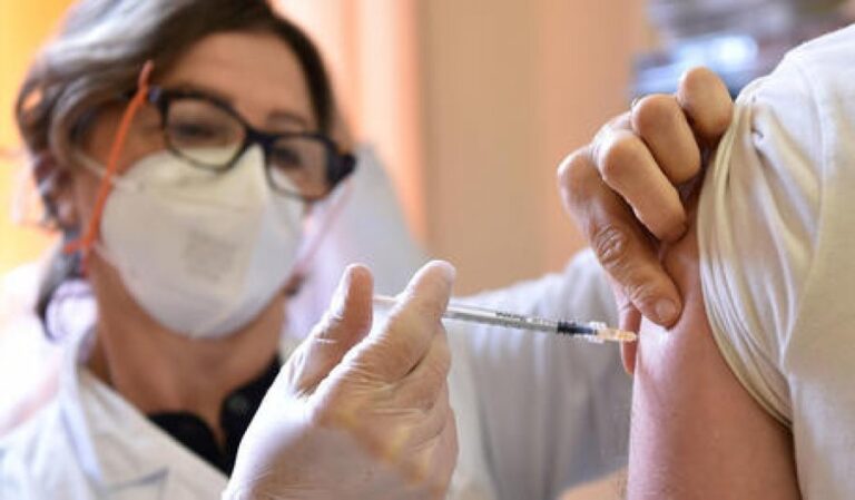 Itali, mjekët dhe infermierët marrin tretësirë kripe në vend të vaksinës anti-Covid