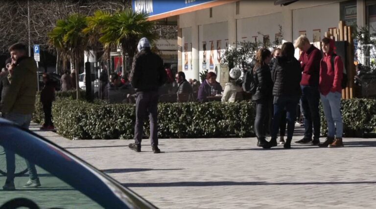 “Jemi të fortë ne!” Covid “shpërthen” në Vlorë por qytetarët mosbesues, neglizhojnë masat