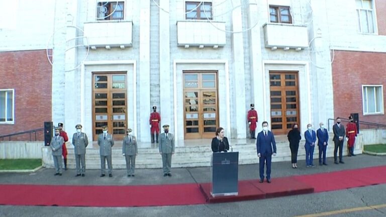 Xhaçka i dorëzon detyrën ministrit të ri të Mbrojtjes, Niko Peleshi
