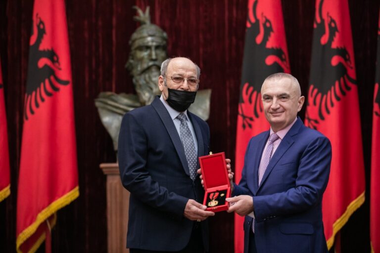 Presidenti Meta dekoron artistin Petrika Riza: Ka një karrierë të ndritur artistike për gati gjysëm shekulli