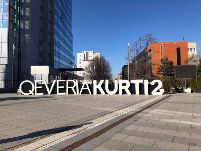 “Qeveria Kurti 2” vendoset para ndërtesës së qeverisë