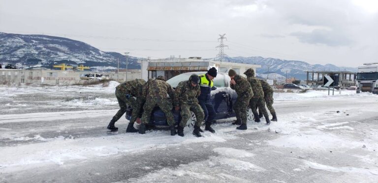 Forcat e Armatosura zhvendosin me krah mjetet e bllokuara në aksin Lezhë-Milot (FOTO)