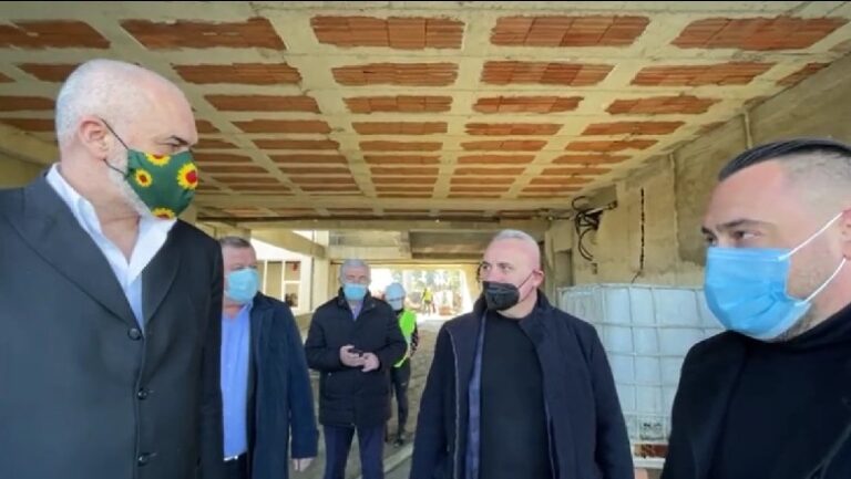 Kryeministri Rama në Shijak, takon në rrugë Lulzim Bashën
