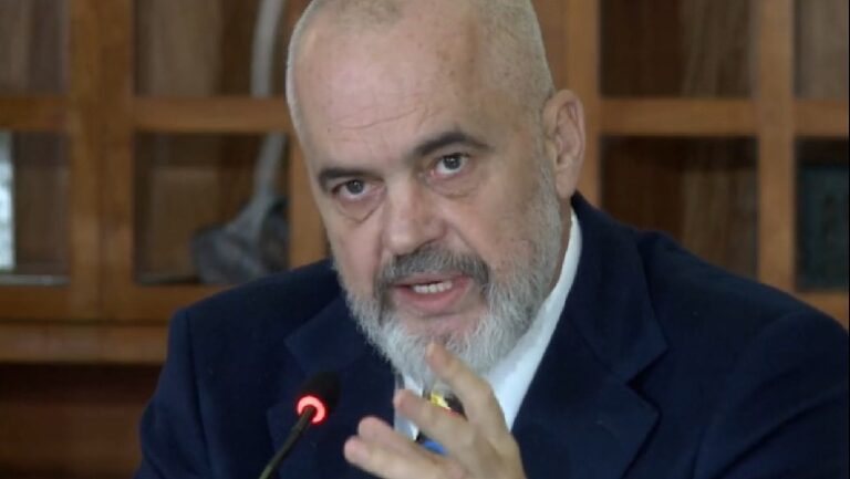 Rama detajist, ja çfarë kishte në tavolinë gjatë konferencës (FOTO)