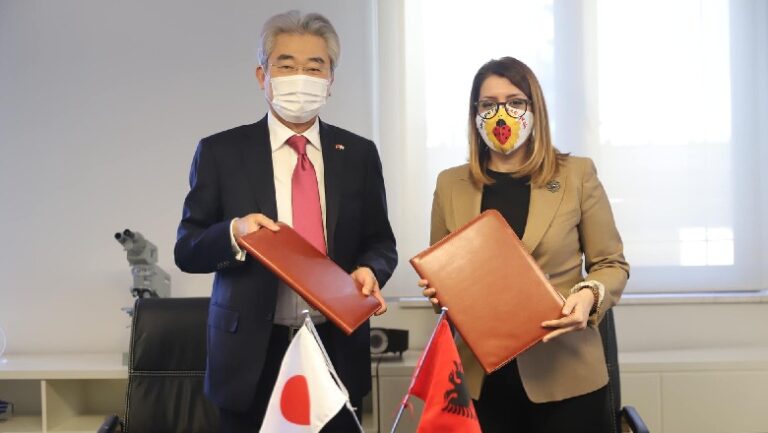 Manastirliu firmos marrëveshjen me ambasadorin Japonez: Do të financojë blerjen e pajisjeve mjekësore