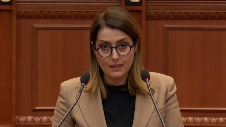 ”Mbi 4600 bluza të bardha dhe 400 të moshuar të vaksinuar”, Manastirliu: Sot mbërrijnë edhe 8190 doza të tjera