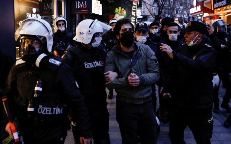Erdogan mbështet dhunën policore ndaj të rinjëve: Janë studentë këta apo terroristë?
