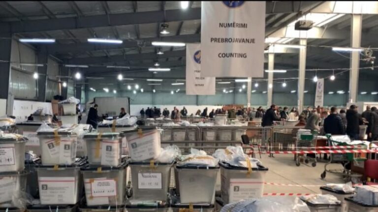 Emigrantët mbajnë peng rezultatin