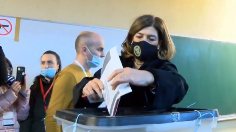 Kosovë/ Voton kryetarja e KQZ, apel qytetarëve:Respektoni masat anti-COVID