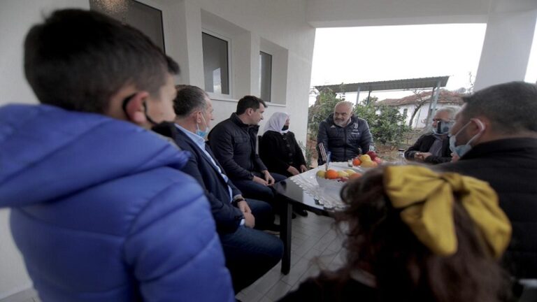 Pas gjobës nga KQZ, Rama krah Veliajt: Njerëzit presin të futen në shtëpitë e reja, puna për rindërtimin jo propagandë