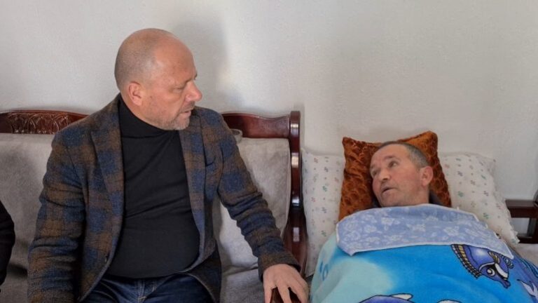 Xhelal Mziu në Dibër: Qytetarët po kërcënohen me heqje nga skema e ndihmës ekonomike