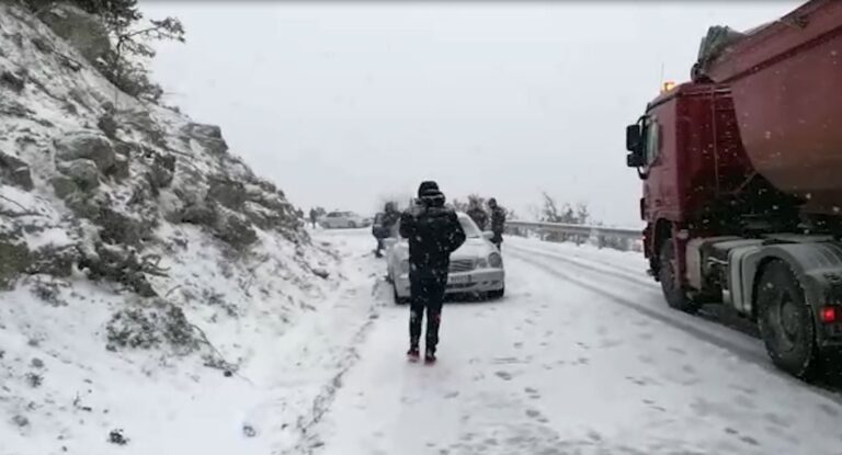 Borë dhe akull në akset rrugore/Policia: Nuk lejohet qarkullimi i mjeteve pa zinxhir