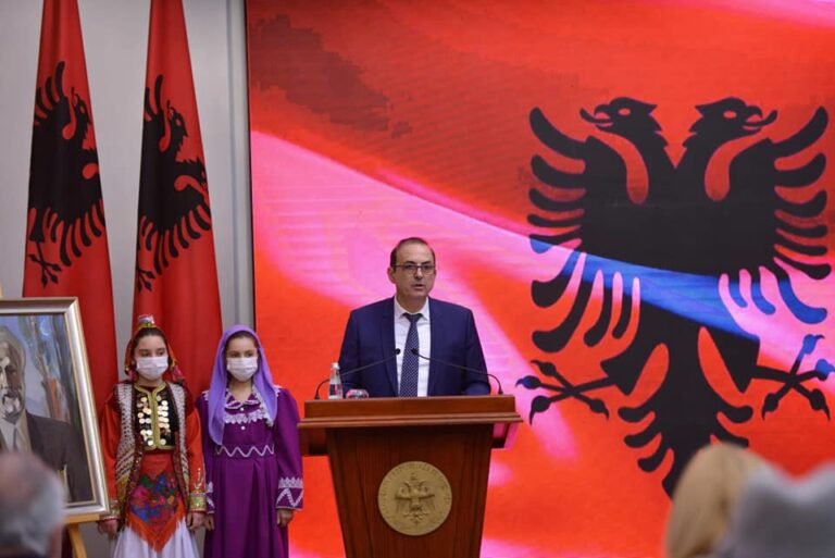 Dashurisë tonë të madhe Tirones, t’i kthejmë qytetarinë!