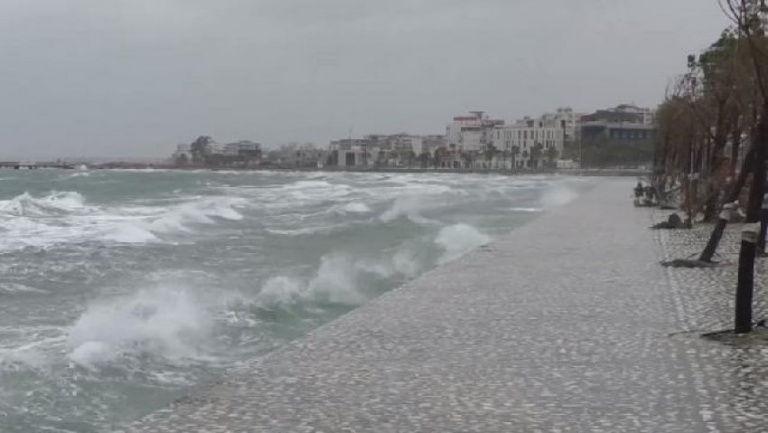Moti i keq në Vlorë, pezullohet lundrimi i anijeve të vogla